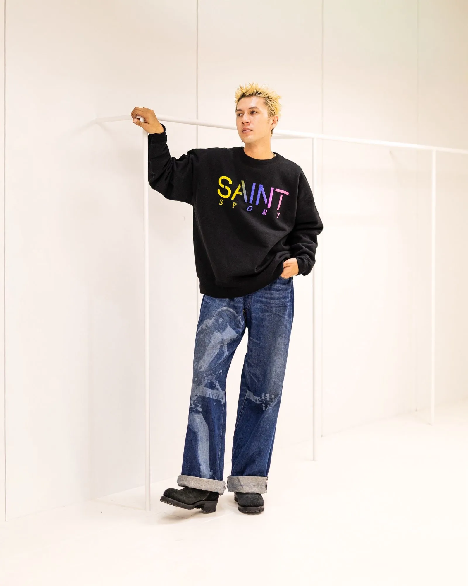 SAINT Mxxxxxx CRW NECK SWET/SAINT SPORT/BLK Colorful Gradient SAINT Round Neck Sweatshirt Black S-XL Original 420g David's Cloth Light Fleece Genuine Plate Main Mark Washing Mark and Other Accessories Complete and Correct Correct Level of Printing Technology Natural Gradient Transition Original Loose Fit Comfortable and Easy to Wear